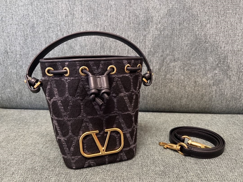 Va1e*ntin0 bucket bag